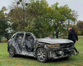 Volkswagen Touareg попал в эпицентр обстрела РФ, но завелся и поехал (видео)