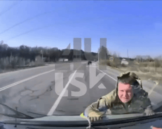 На Волині пасажир сів за кермо та наїхав на військовослужбовця ТЦК: деталі (відео)