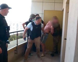 Нацполиция опубликовала видео с раненным копом и штурмом квартиры голосеевского стрелка