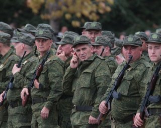 Денежные стимулы и физическое давление: как в РФ будут набирать 300 000 новых солдат, — Bloomberg