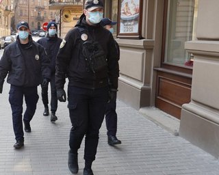 Поліцейські роз'яснили, як штрафуватимуть українців без масок у "червоних" регіонах, — ЗМІ