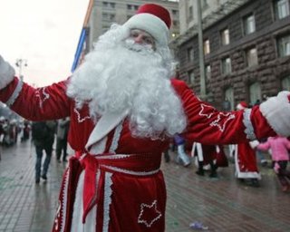 Налоговая призвала Дедов Морозов и Снегурочек заплатить налоги после Нового года 