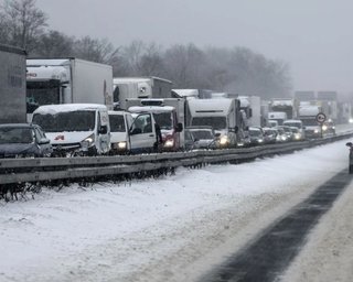 Из-за непогоды в Украине начали ограничивать движение на дорогах: о каких направлениях речь