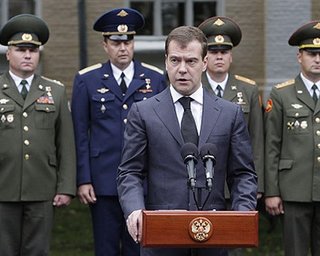 Эксперт: лексика, интонации и мимика Медведева напоминают путинскую (видео)