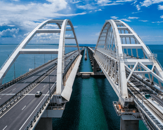 Оккупанты установили на Крымском мосту защиту от морских дронов, — росСМИ (фото)