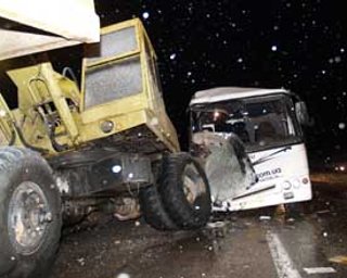 В Крыму автобус столкнулся с КамАЗом. Погиб пассажир
