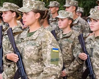 Петиція до Зеленського про відміну військового обліку для жінок стрімко набирає голоси