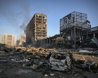 Минобороны РФ показало, как оккупанты ударили ракетой по ТРЦ "Ретровиль" в Киеве (видео)