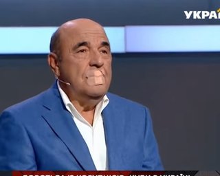 "На знак протесту": Рабінович заклеїв собі рот у прямому ефірі (відео)