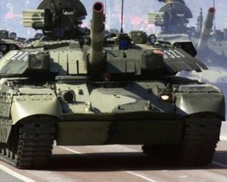 В Харькове во время парада танки помяли асфальт