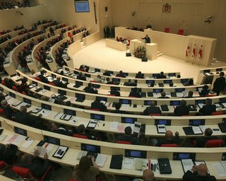 Возмущенные соратники Саакашвили демонстративно прекратили работу в парламенте