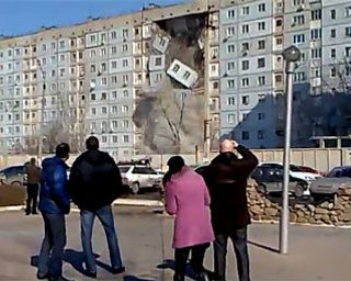 В сети появилось видео обрушения дома в Астрахани