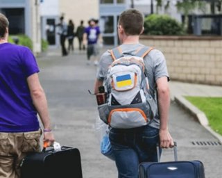 Может произойти "провал": разрешение на выезд украинцам 18-22 лет несет риски для демографии, — СМИ