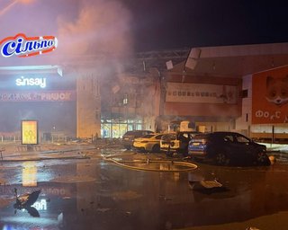 Росіяни вдарили по торгівельному центру в Сумах: є загиблі, вирує пожежа (відео)