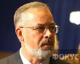 Журналисты засняли Табачника, курящего под запрещающим знаком