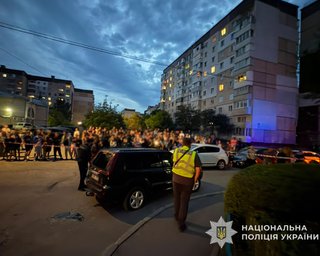 У Тернополі спалахнула масова сутичка між цивільними і ТЦК: люди потрощили авто, є постраждалі (фото)