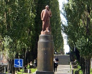 За отбитый нос памятника Ленину националистам светит 5 лет тюрьмы