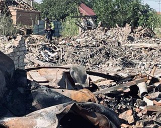 "Спасли подушки": в результате удара РФ в Радушном пострадала еще одна семья — братьев вытащили из-под завалов