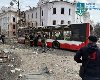 Скористався хаосом і безпорадністю: чоловік обікрав пораненого у Сумах після удару (відео)