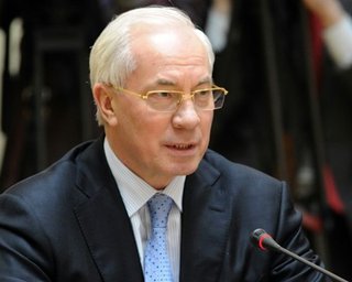 Азаров: оппозиция втихаря жалуется на нас МВФ