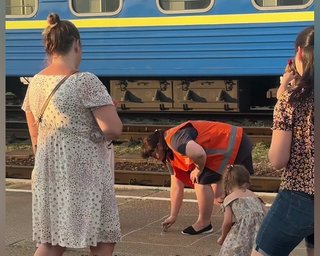 Проводница "Укрзализныци" растрогала сеть простым поступком (видео)