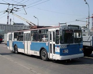 В Херсоне троллейбус врезался в дерево