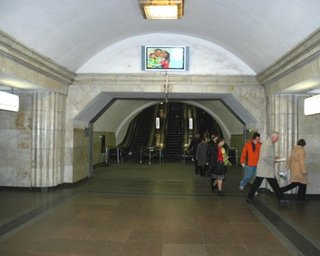 На станции метро Арсенальная умер человек