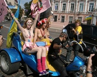 Активисток FEMEN задержали в центре Киева