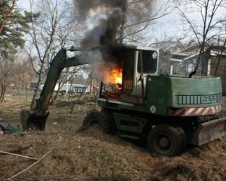 В Киеве протестующие против вырубки леса сожгли строительную технику