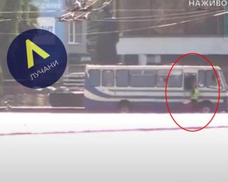 Заложники луцкого террориста получили воду от полицейских