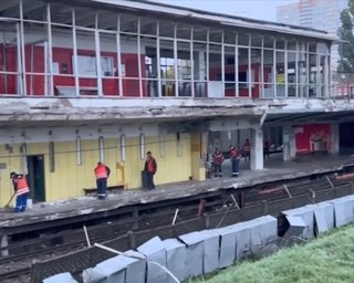 Після удару РФ по метро у Києві вишикувались черги на зупинках: як курсують потяги та автобуси
