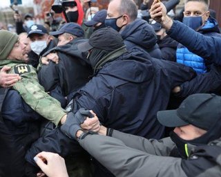 Под домом главы КСУ Тупицкого установили виселицу и устроили драку с полицией