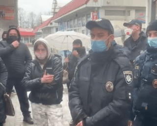 "Червона зона" у Миколаєві: Нацгвардія повністю заблокувала речовий ринок (фото, відео)