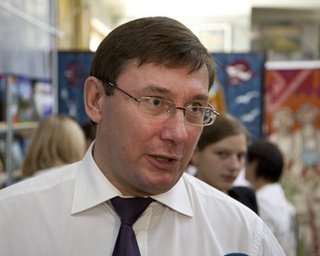 Луценко пригласил Ющенко на празднование Дня милиции и заверил - яйца не полетят