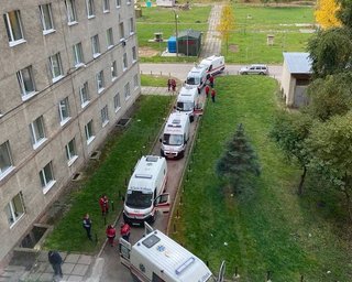 "Наші реалії": у Львові біля лікарні утворилася черга з машин швидкої допомоги (фото)