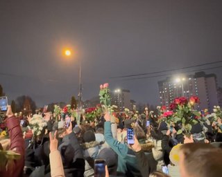 Затримання та протести: похорон Навального переріс у нічний мітинг (відео)