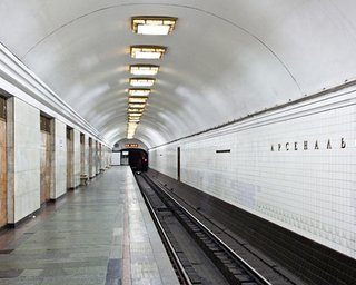 Мужчина упал на рельсы на киевской станции метро Арсенальная