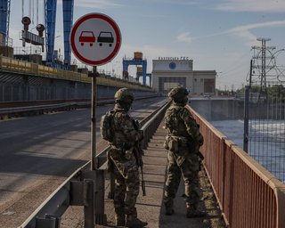 "Знову чітко в ціль": ЗСУ вдарили по мосту на Каховській ГЕС (відео)