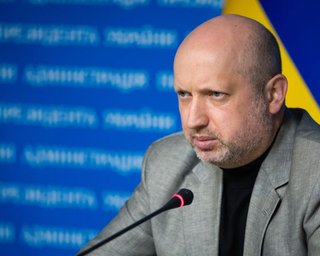 В районе горящей нефтебазы эвакуируют военный арсенал, - Турчинов