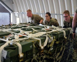 США готовят пакет помощи для Украины на 275 млн долларов: что в него войдет, — Reuters