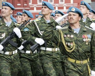 Российские солдаты пройдут по Киеву с украинскими автоматами