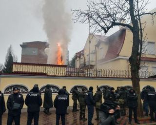 Дымовые шашки и бумажные кораблики: в Украине протестуют под российскими консульствами