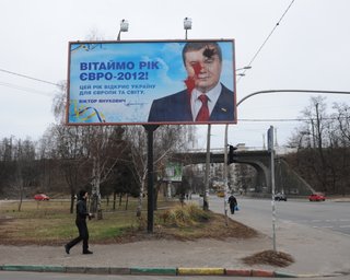 В Луганской области облили краской билборд с поздравлением Януковича