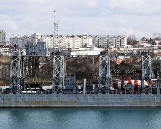 ЗСУ атакували раритетний корабель ЧФ РФ: зʼявилися супутникові знімки після удару в Криму