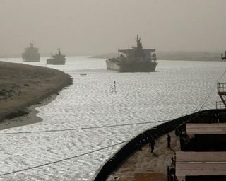 422 судна прошли через Суэцкий канал, "пробка" устранена