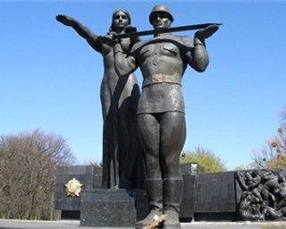 Львовский суд запретил демонтаж символа Победы над фашизмом