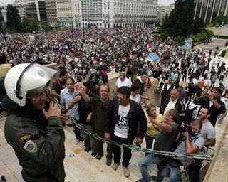 Около 20 тысяч человек устроили протест перед парламентом Греции
