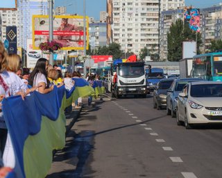 В Киеве развернули самый длинный флаг Украины, а в Днепре – подняли самый большой
