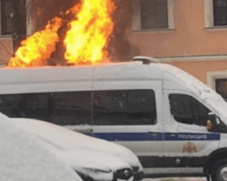 Во время протестов в Москве сгорел автомобиль Росгвардии (фото)