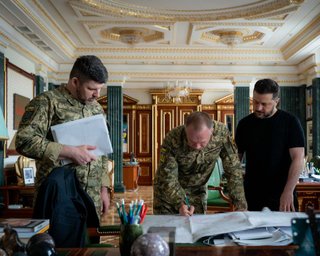 Зеленський звільнив Сирського з посади головнокомандувача ЗСУ, — Гончаренко та Стерненко